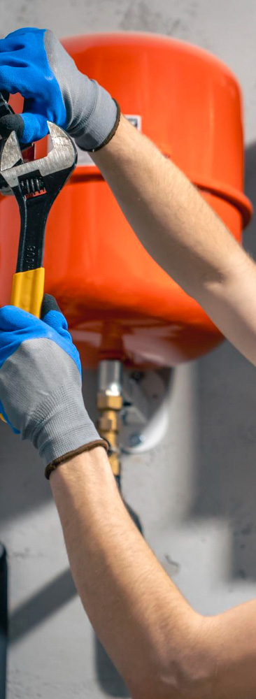 Réparation d’une chaudière par un technicien