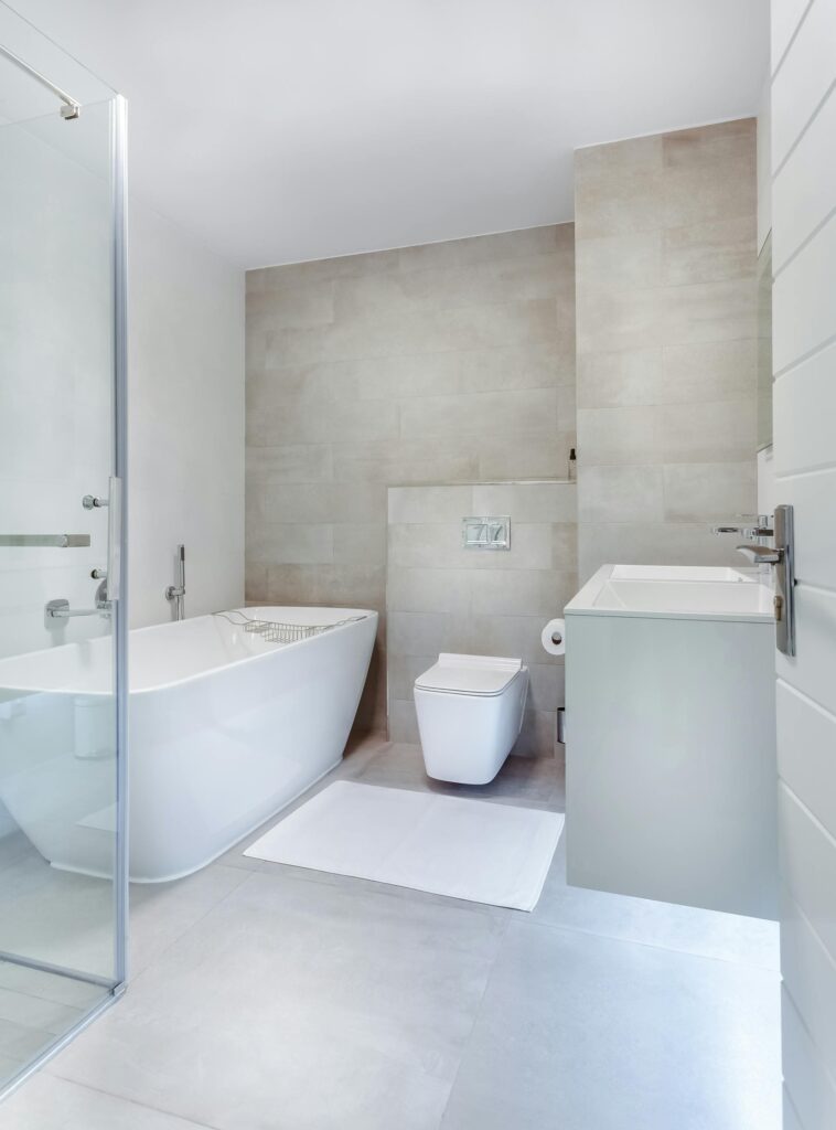 Salle de bain rénovée moderne
